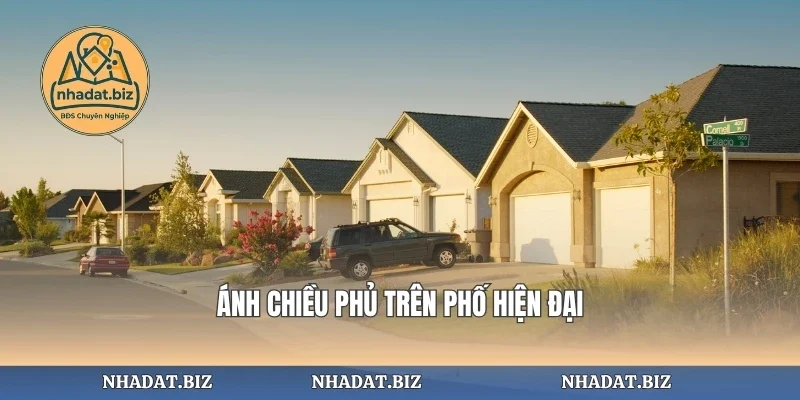 Ánh chiều phủ trên phố hiện đại