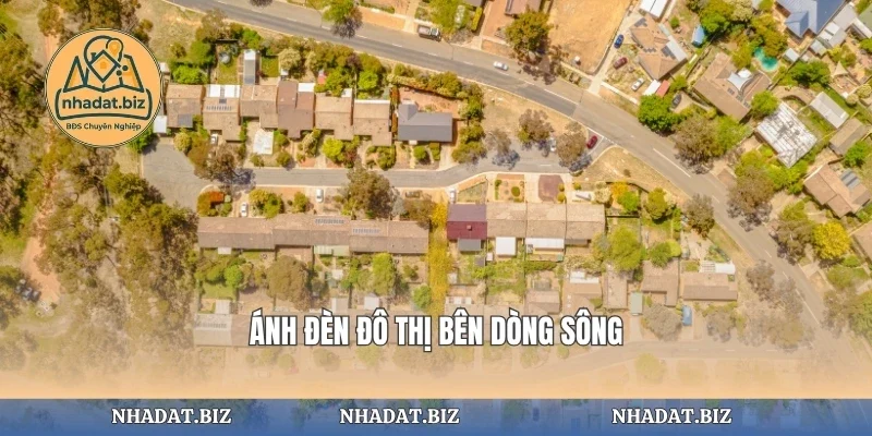 Ánh đèn đô thị bên dòng sông