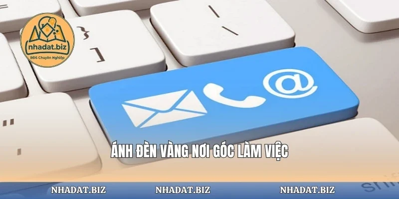 Ánh đèn vàng nơi góc làm việc