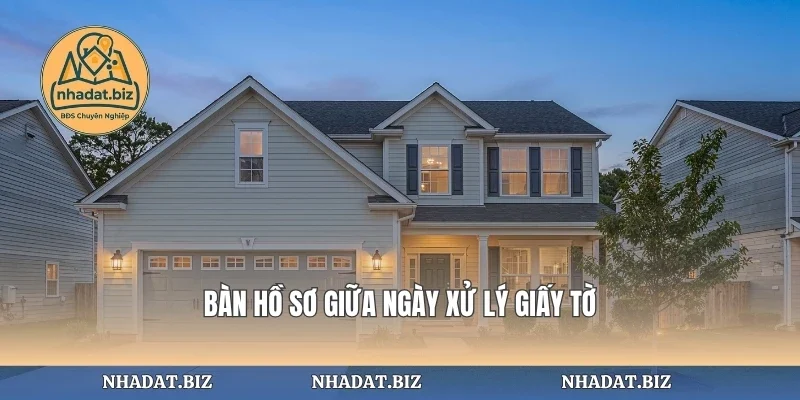 Bàn hồ sơ giữa ngày xử lý giấy tờ