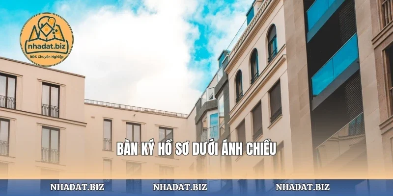Bàn ký hồ sơ dưới ánh chiều