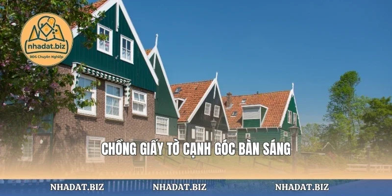 Chồng giấy tờ cạnh góc bàn sáng