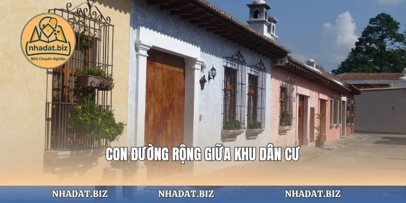 Con đường rộng giữa khu dân cư