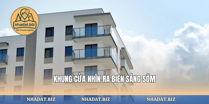 Khung cửa nhìn ra biển sáng sớm