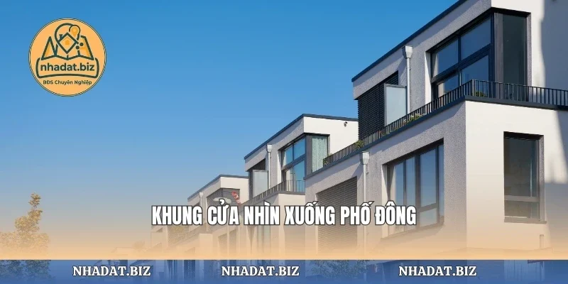 Khung cửa nhìn xuống phố đông